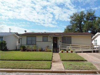 869 Hamilton St, Sinton, TX 78387