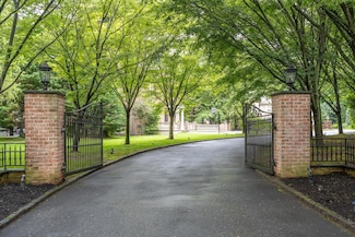 30A Shelter Rock Rd, Manhasset, NY 11030