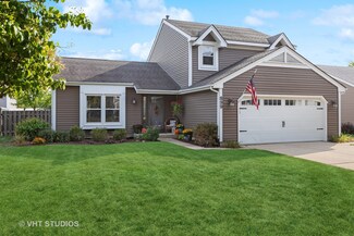 899 Boxwood Dr, Crystal Lake, IL 60014