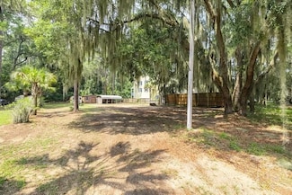 255 Oyster Point Dr, Midway, GA 31320