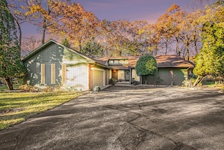 46308 Royal Ave, New Buffalo, MI 49117