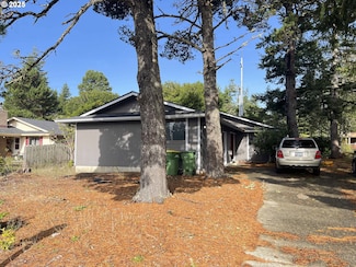 2215 24th St, Florence, OR 97439