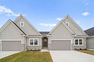 827 NE Algonquin St Unit B, Lee's Summit, MO 64064