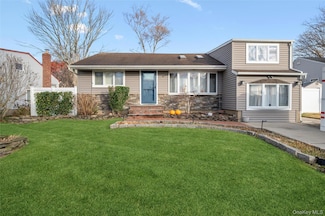 48 Elliot Dr, Hicksville, NY 11801