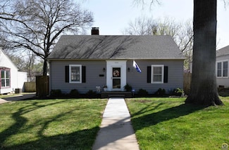 305 SW Country Club Dr, Topeka, KS 66611
