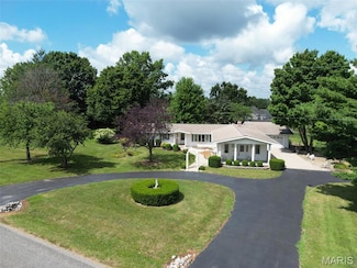 613 N West St, Raymond, IL 62560