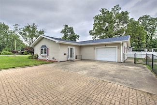 4402 E Rosewood Dr, Decatur, IL 62521