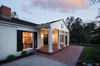 1447 Wikiup Dr, Santa Rosa, CA 95403