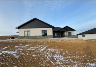1214 Mina Dr, Peosta, IA 52068
