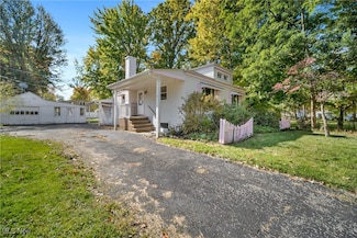 8 Shawondassee Dr, Eastlake, OH 44095