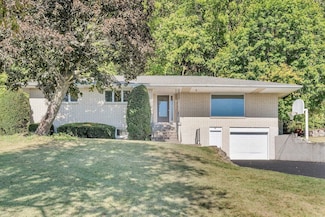 911 E Bluff St, Cassville, WI 53806