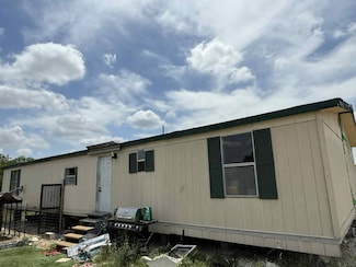 1689 Fox Ln, Lockhart, TX 78644