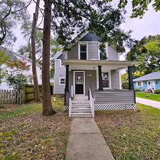 121 4th St, Libertyville, IL 60048