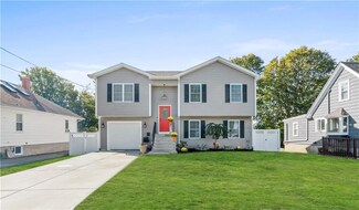 35 Dewey Ave, Tiverton, RI 02878