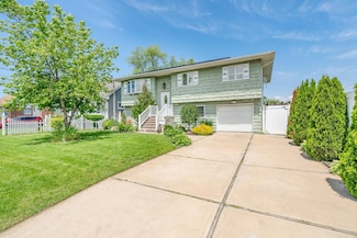 255 Rose St, Copiague, NY 11726
