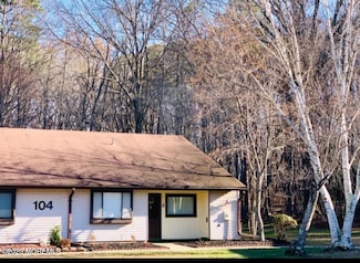 104 Amberly Dr Unit A, Manalapan, NJ 07726