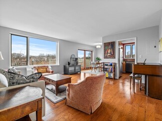 216 Saint Paul St Unit 702, Brookline, MA 02446