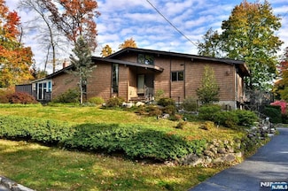 36 Circle Dr, Park Ridge, NJ 07656