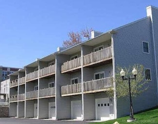 7 River Bluff Dr, Mount Clemens, MI 48043