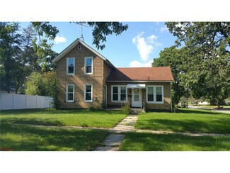 728 E Howard St, Manchester, IA 52057