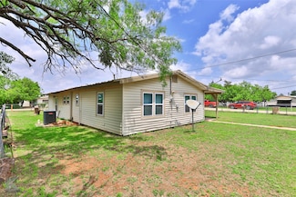 108 Indian Creek Dr, Tye, TX 79563
