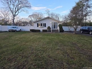 87 Columbus Ave, Central Islip, NY 11722