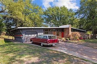 1562 Starlight Dr, Saint Louis, MO 63135