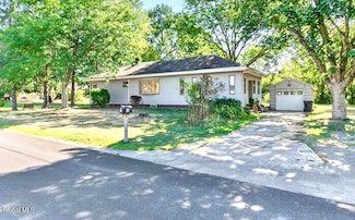 13 Veterans St, Poestenkill, NY 12140