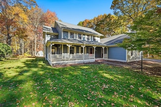 37 Oakridge Dr, Belchertown, MA 01007