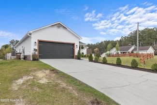 200 Flagstone Ln, Jacksonville, NC 28546