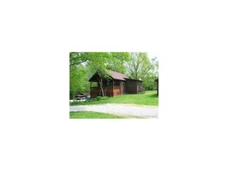 3270 N Shamrock Ln, Birdseye, IN 47513