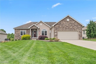 10310 Carrousel Woods Dr, New Middletown, OH 44442
