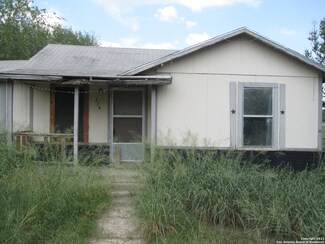 514 Davis Ave, Devine, TX 78016