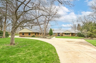 1620 N Dousman Rd, Oconomowoc, WI 53066