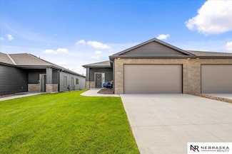 6941 Claystone Dr, Lincoln, NE 68521