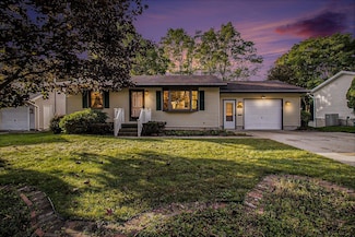 359 10th St, Manistee, MI 49660