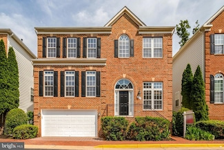 7013 Stone Inlet Dr, Fort Belvoir, VA 22060