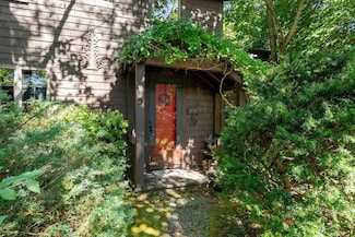 5 Marshall Ln, Rockport, MA 01966