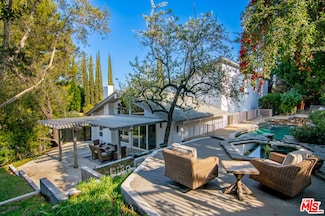 3585 Alana Dr, Sherman Oaks, CA 91403