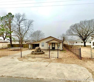 1004 1st Ave, Warner, OK 74469