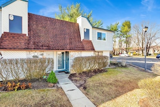 38 Pointe Cir S Unit Upper, Coram, NY 11727