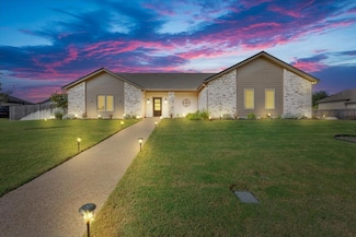 493 Twisted Oak Ln, Crawford, TX 76638