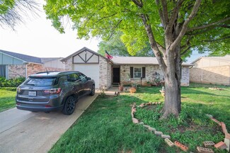 7021 Greenview Cir N, Fort Worth, TX 76120