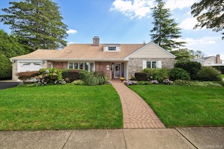 15 Baylis Rd, Rockville Centre, NY 11570