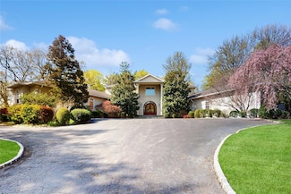 406 Duck Pond Rd, Locust Valley, NY 11560