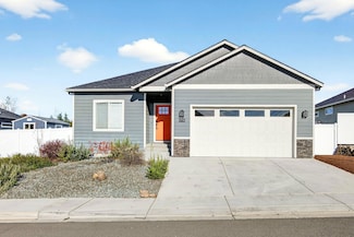 1731 Luxor Ln, Medford, OR 97504