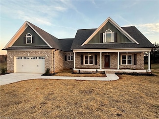 1622 Country Club Rd, Yadkinville, NC 27055