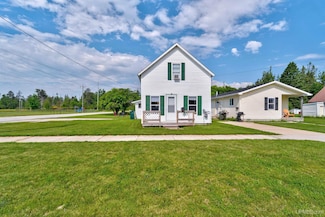 140 S 4th St, Manistique, MI 49854