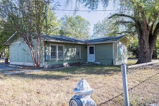 1343 Hidalgo St, Seguin, TX 78155