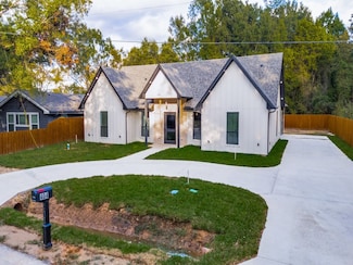 404 Luzon St, Tool, TX 75143